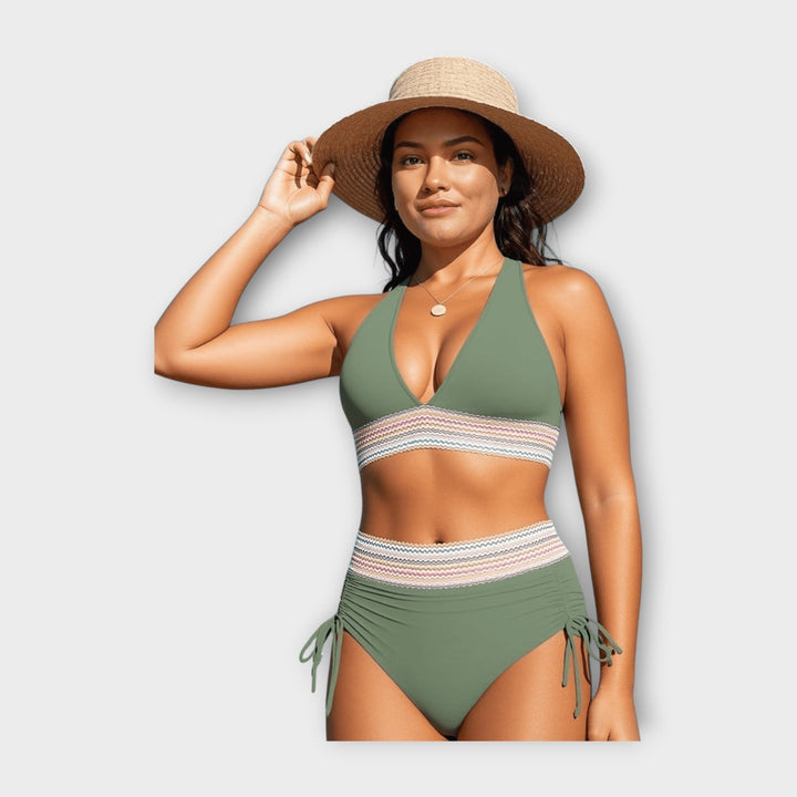 Bikini s čipkovými detailmi a vysokým pásom