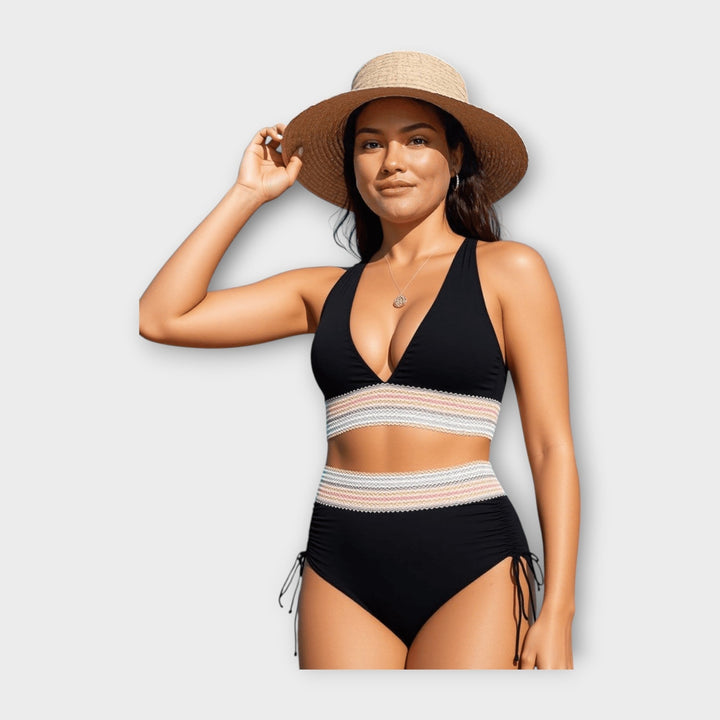 Bikini s čipkovými detailmi a vysokým pásom